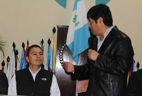 Diputado Quiej Chen informa del   cargo de gobernador a Sierra López.