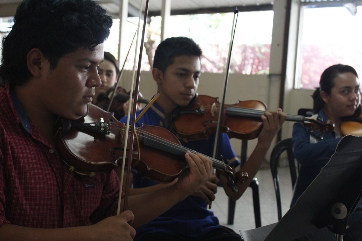 Los integrantes del Sistema de Orquestas ensayan tres horas diarias y se preparan para interpretar música de filmes como Star Wars y Harry Potter. (Foto Prensa Libre: José Andrés Ochoa).
