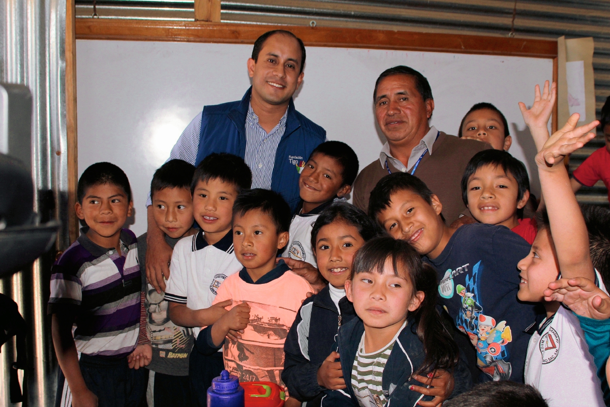 La fundación Tigo construirá parte de la escuela primaría del pequeño José Pérez Garril, en San Marcos. (Foto Prensa Libre: A. Marroquín)