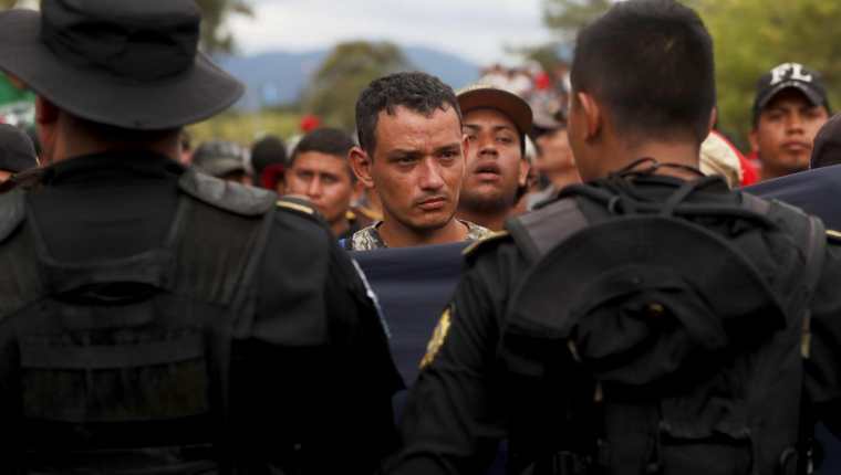 Expertos consideraron un error que el Gobierno quiera impedirles el paso a los migrantes hondureños. (Foto Prensa Libre: EFE)