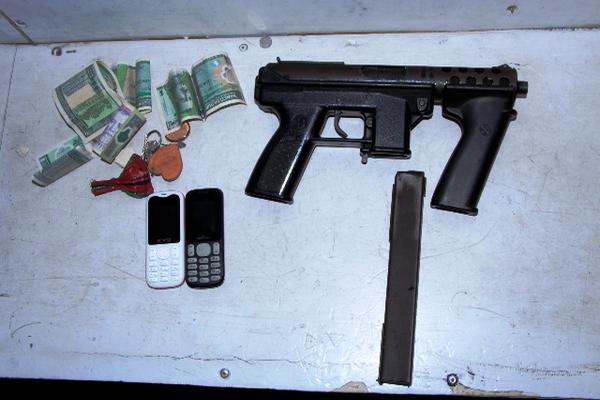 El tipo de arma que habría sido robada es una Mini Uzi calibre 9mm, como la de la imagen. (Foto Prensa Libre: HemerotecaPL)
