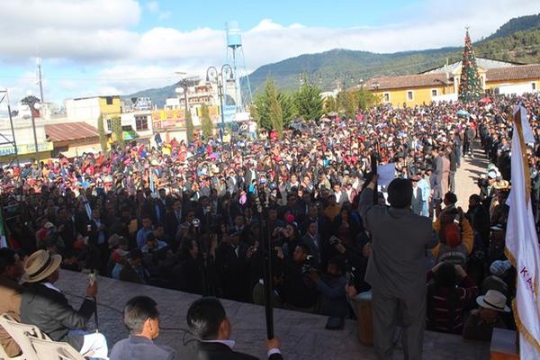 Dirigentes tomaron juramento durante un concurrido acto público en Totonicapán. (Foto Prensa Libre: Edgar Dominguez)