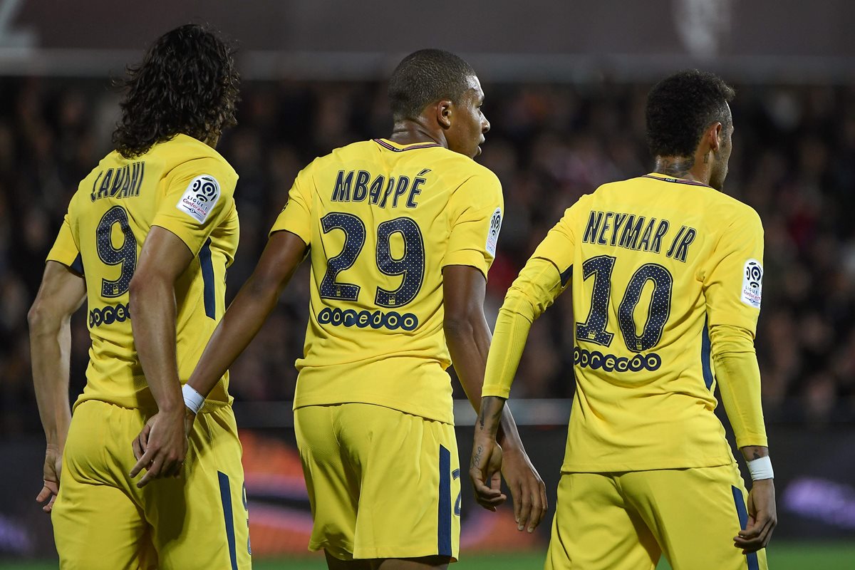 Edinson Cavani, Kylian Mbappe y Neymar demostraron que se entienden a la perfección en la cancha y buscarán los mejores resultados para el PSG. (Foto Prensa Libre: AFP)