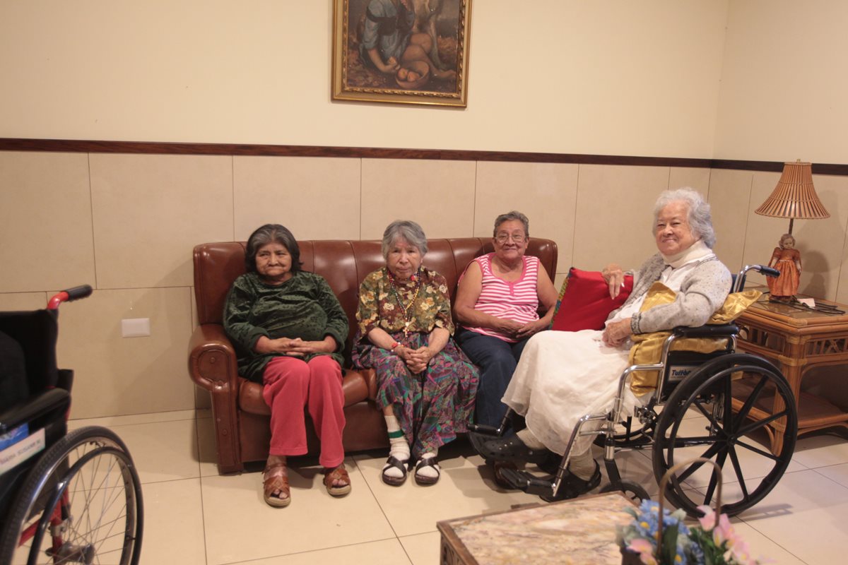 Los lazos de amistad y amor forman parte de las tertulias vespertinas de los ancianos. (Foto Prensa Libre: Yadira Montes)