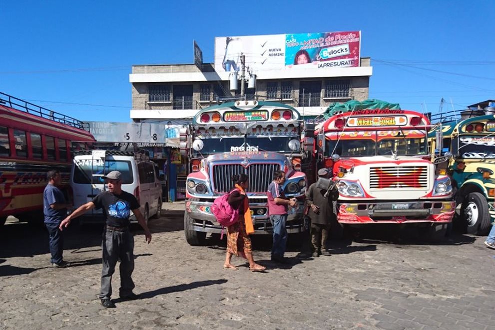 Comerciantes abordan buses que se dirigen hacia otros departamentos para trasbordar sus productos hacia la capital. Foto Prensa Libre: Héctor Cordero)