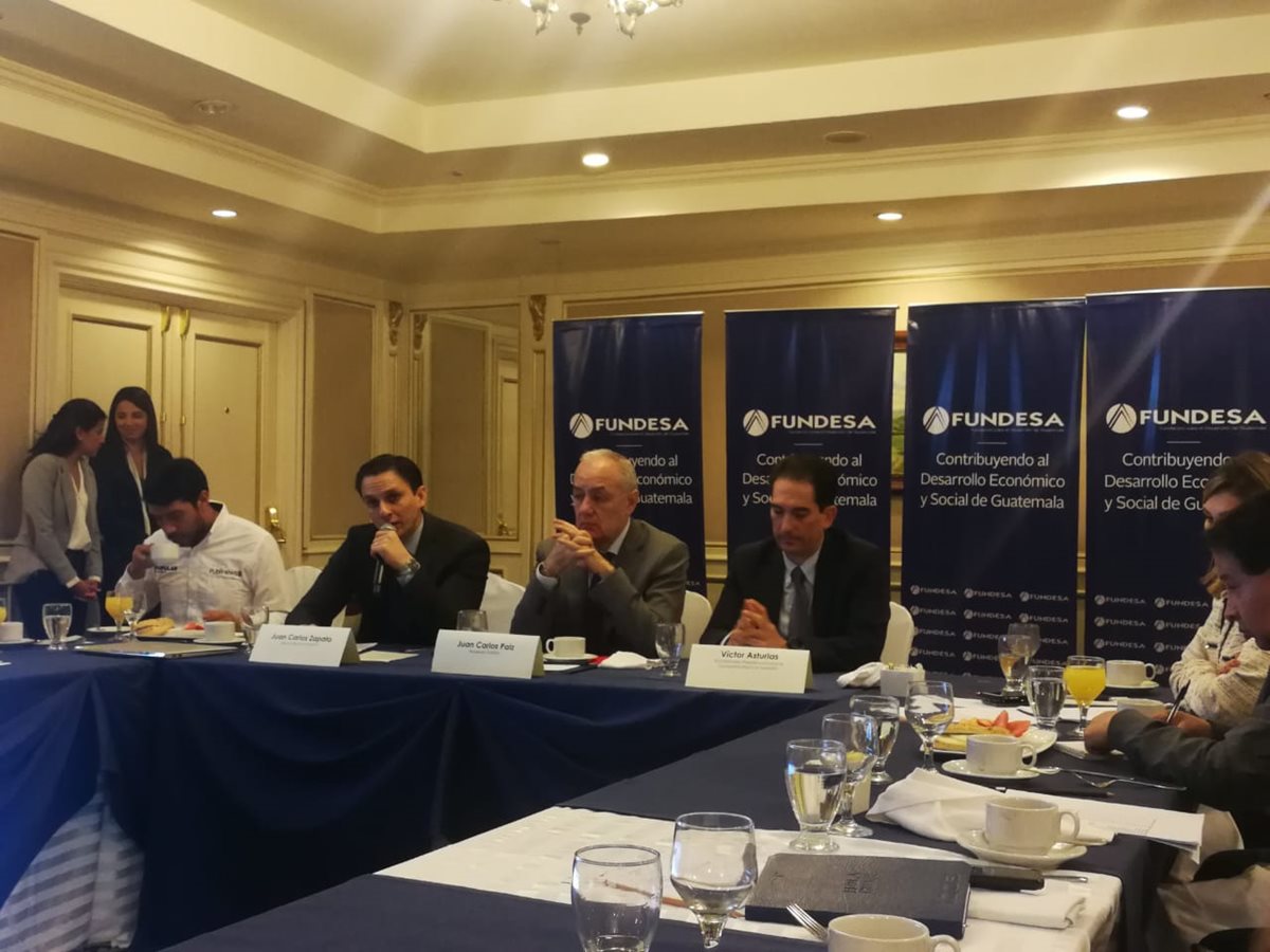 Juan Carlos Paiz, Presidente de Fundesa (al centro) presentó los resultados del Índice de Competitividad Global 2017-2018 en los que el país reportó niveles similares a los de Honduras y El Salvador. (Foto Prensa Libre: Natiana Gándara)