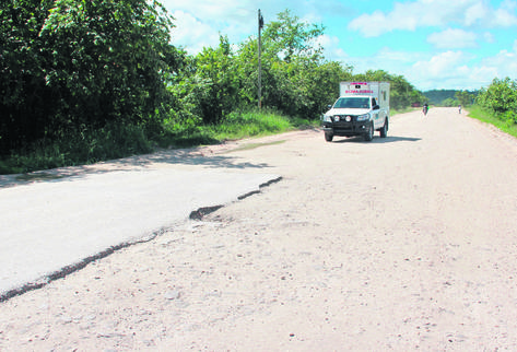 Turistas viajan a sitios arqueológicos en vías deterioradas. (Foto Prensa Libre)