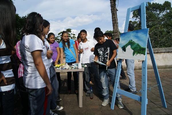 Jóvenes reciben clases de  pintura.
