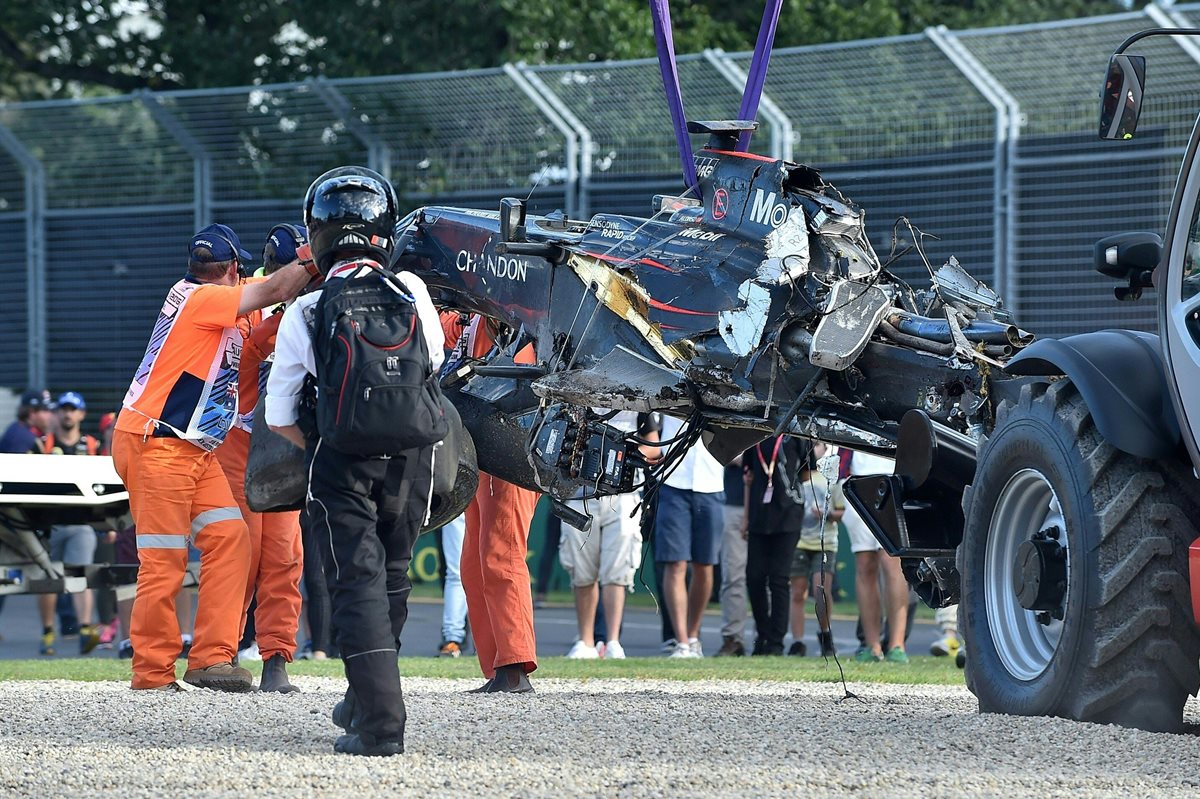 Remueven vehículo de Fernando Alonso, quien se accidentó este domingo. (Foto Prensa Libre: AFP)