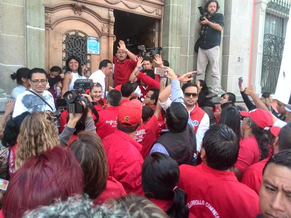 Simpatizantes de Líder agredieron a un manifestante que portaba una pancarta con la leyenda, "No le toca". (Foto Prensa Libre: Carlos Álvarez)