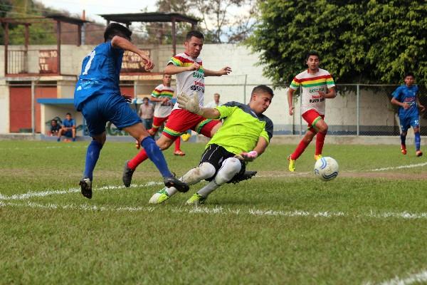 El portero de Jalapa, Luis Lucero, se anticipa a una llegada de los cobaneros y evita la caída de su marco, en el estadio Las Flores. (Foto Prensa Libre: Hugo Oliva)