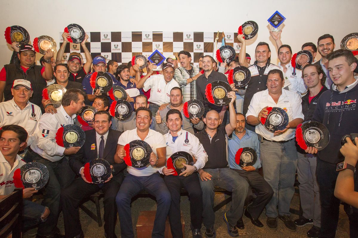 Los pilotos fueron galardonados el miércoles anterior tras concluir una temporada de éxito en el Campeonato Nacional de Automovilismo. (Foto Prensa Libre: Norvin Mendoza)