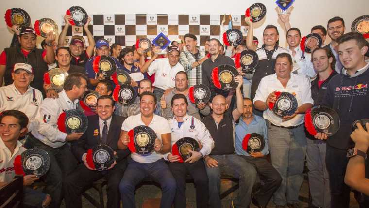 Los pilotos fueron galardonados el miércoles anterior tras concluir una temporada de éxito en el Campeonato Nacional de Automovilismo. (Foto Prensa Libre: Norvin Mendoza)