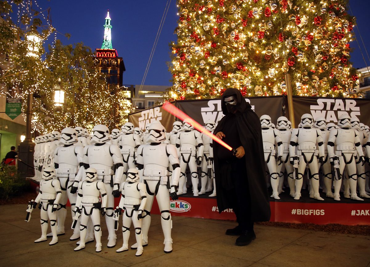Ejército de stortroopers en California. La nueva entrega de Stars Wars ha sido un éxito en la taquilla estadounidense. (Foto Prensa Libre: AP)