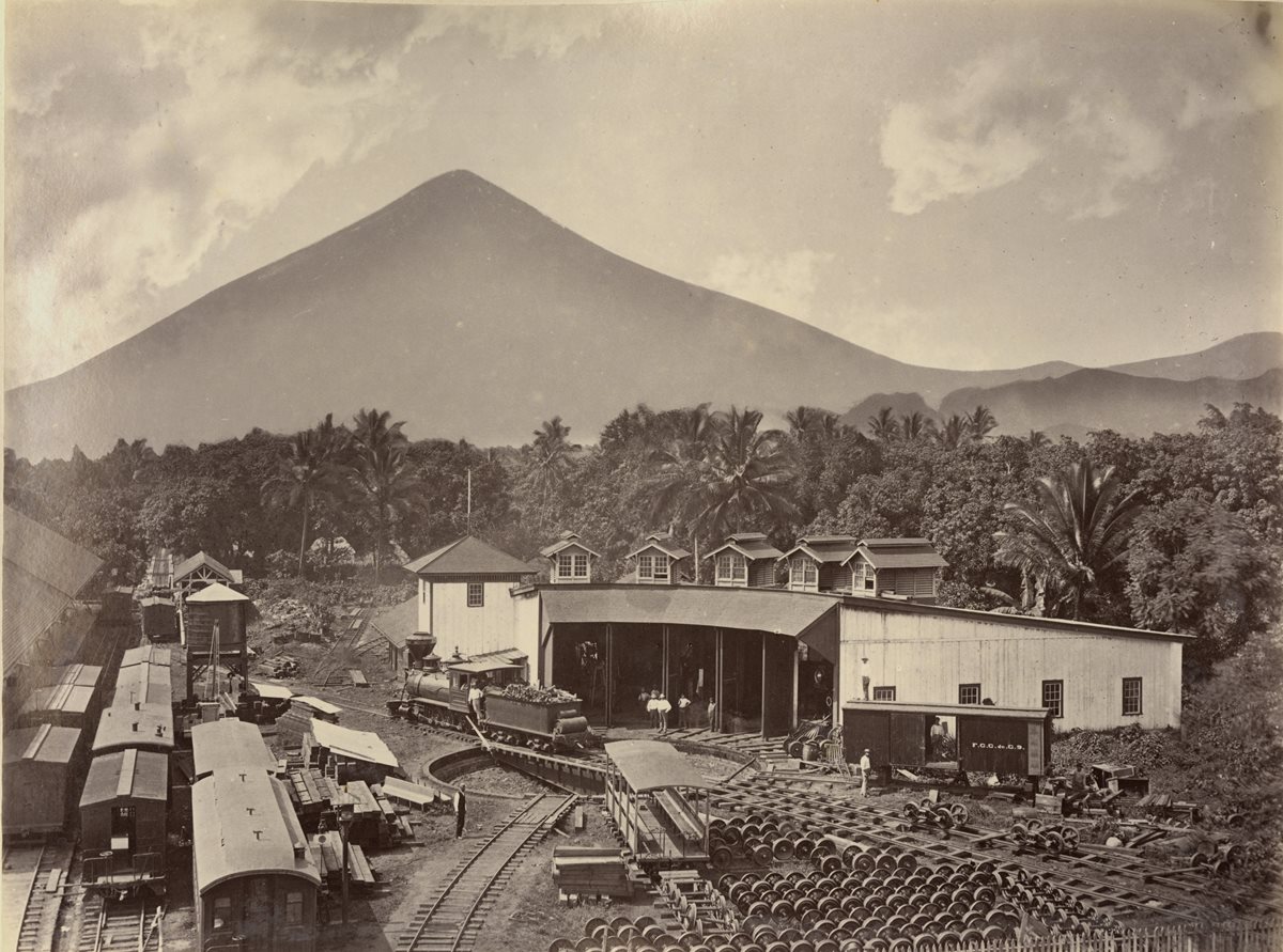 Estación del Ferrocarril en Escuintla (aproximadamente de 1886). A?lbum Arcain. (Foto: Fototeca Guatemala CIRMA)