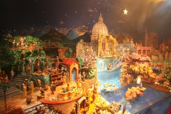 El nacimiento  elaborado por los Heraldos del Evangelio tiene más de  cien piezas (Foto Prensa Libre: Ángel Elías)