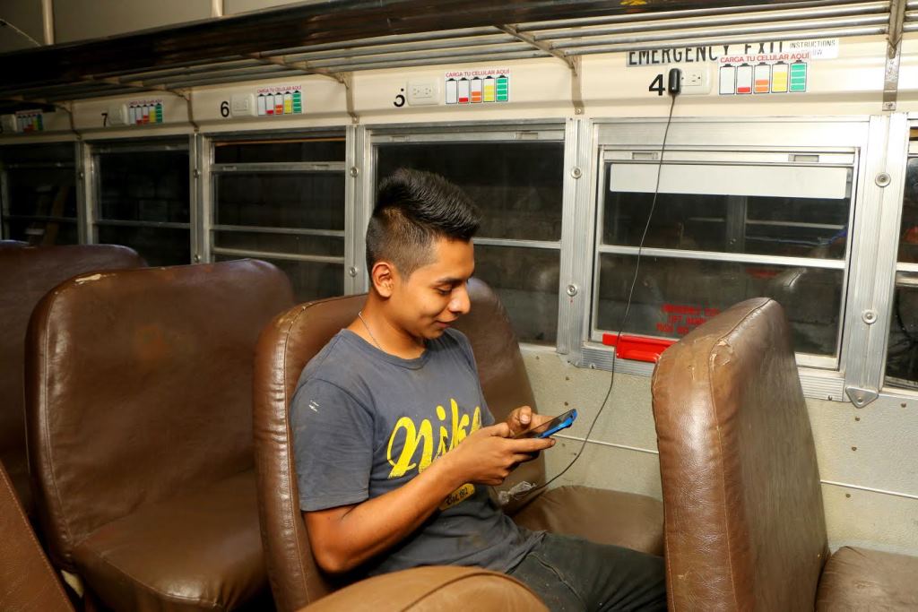 Pasajero utiliza el servicio de tomacorrientes en uno de los buses se los Transportes Mazariegos. (Foto Prensa Libre: Rolando Miranda).