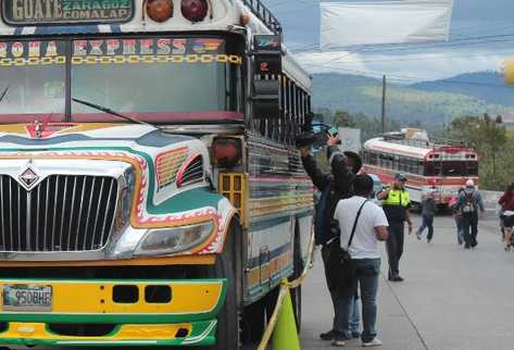 Cadáver de la víctima quedó en el interior del autobús. (Foto Prensa Libre: Miguel López)