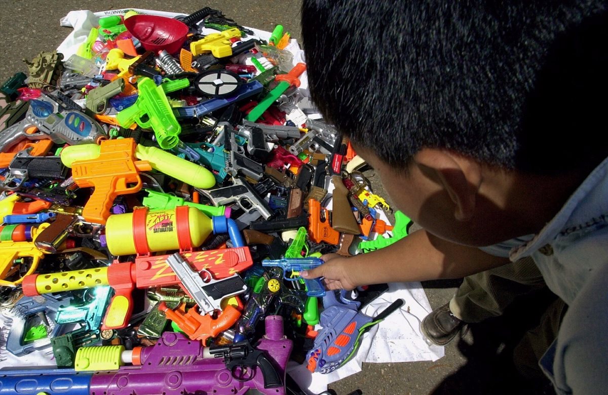 Según la iniciativa dos veces al año debería haber un intercambio de juguetes bélicos por estimulantes de creatividad. (Foto Prensa Libre: Hemeroteca PL)
