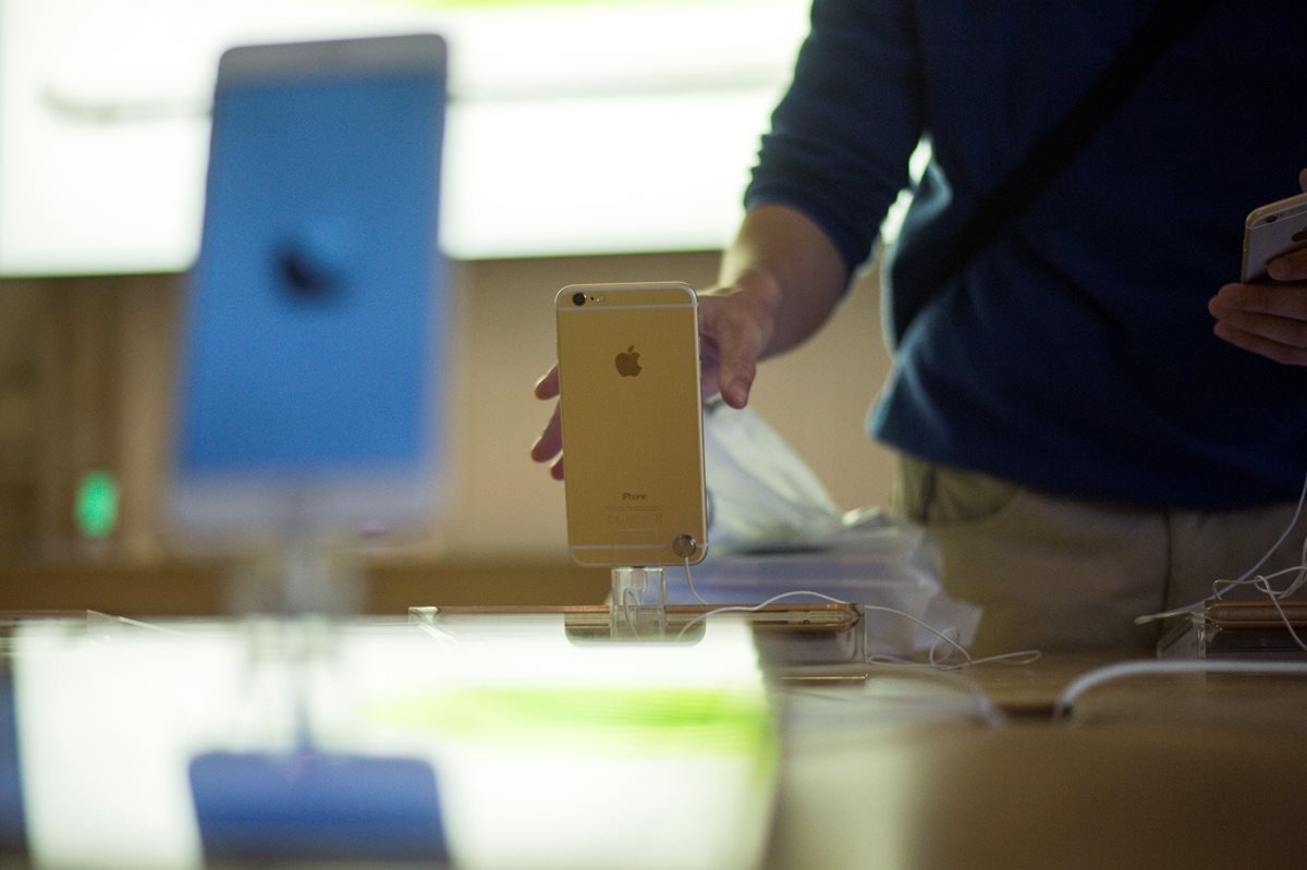 Apple ha prometido una solución para los propietarios de los modelos anteriores de iPhone (Foto Prensa Libre: AFP).