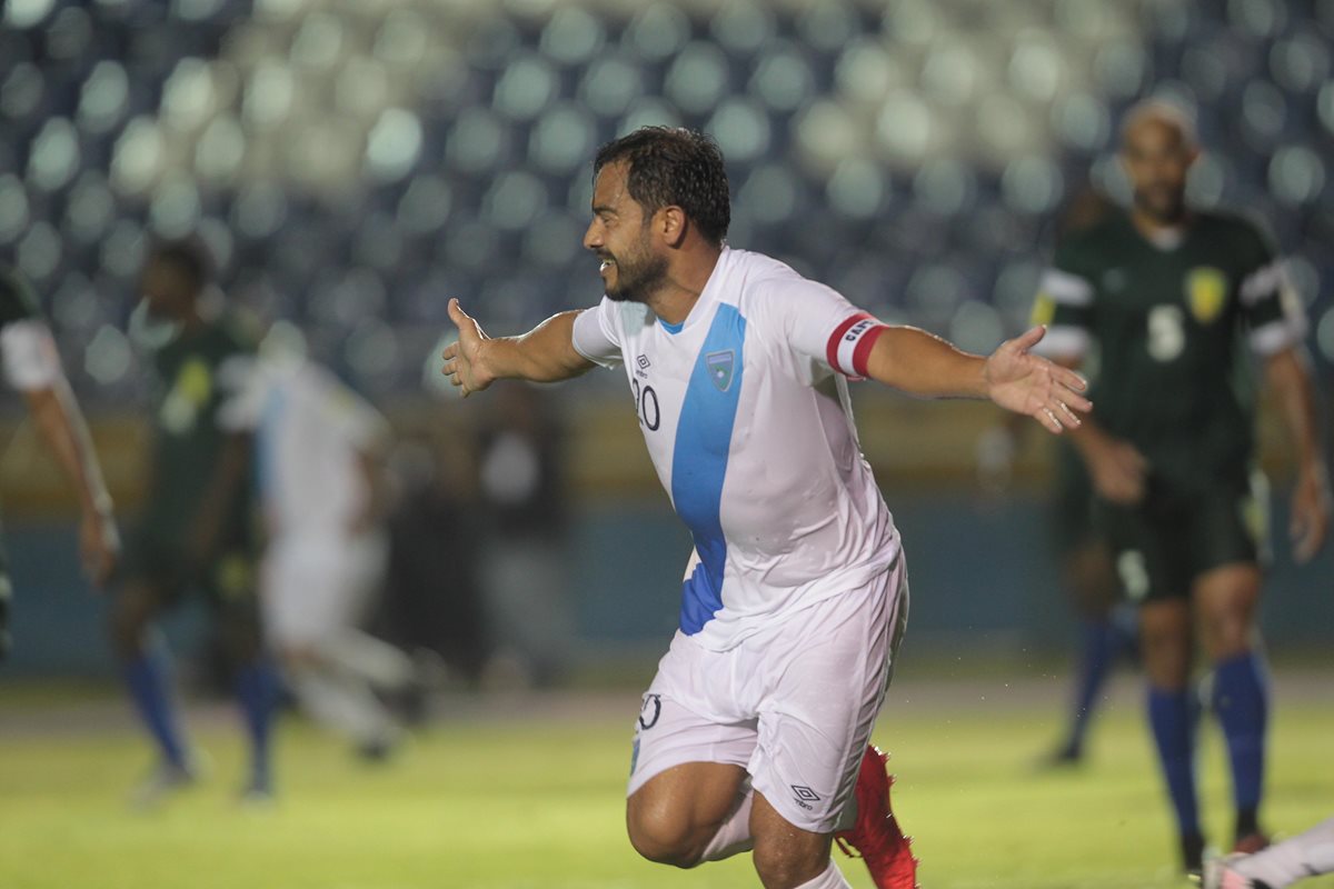 Carlos Ruiz festeja uno de los cinco goles que le marcó el martes a San Vicente y Las Granadinas, en su último juego con la Bicolor (Foto Prensa Libre: Norvin Mendoza)
