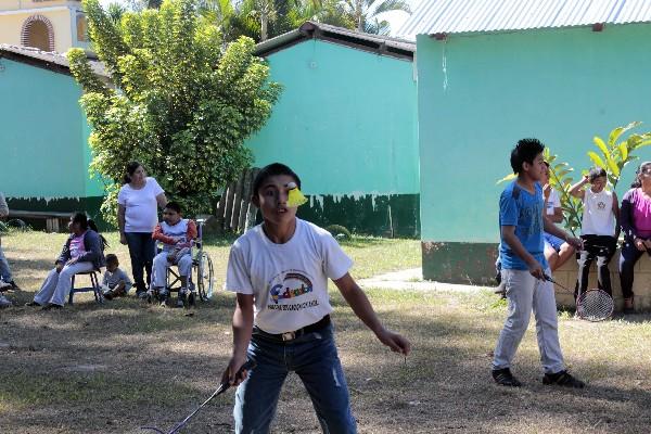Menores de educación especial aprenden bádminton en plantel educativo, en Salamá.