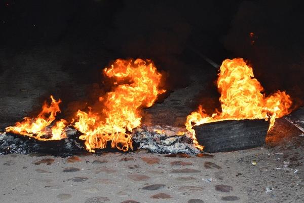 Vecinos incendiaron llantas para impedir el paso de vehículos en el kilómetro 140.5 de la ruta hacia Zacapa. (Foto Prensa Libre: Víctor Gómez)<br _mce_bogus="1"/>