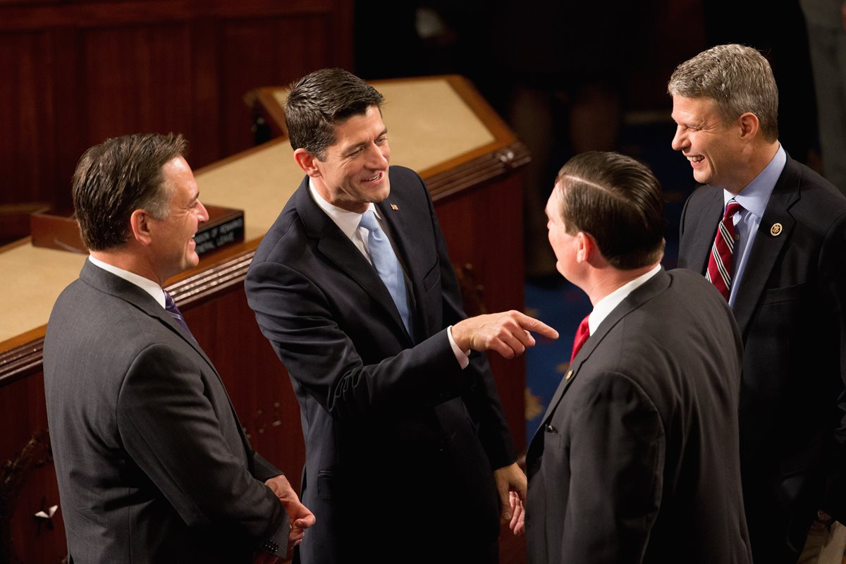 Paul Ryan (centro) conversa con integrantes del Congreso. (Foto Prensa Libre: AFP).