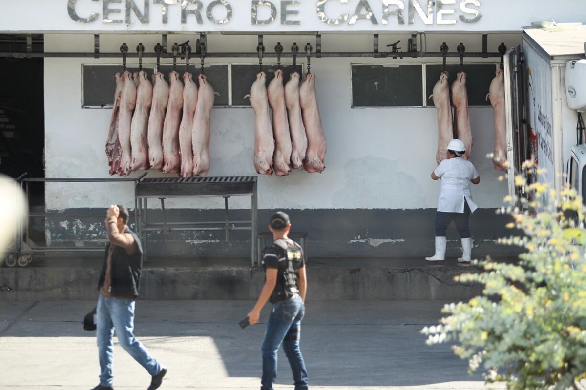 Fiscales allanan rastro municipal en Santa Catarina Pinula y en la capital, por denuncias de contrabando. (Foto Prensa Libre: MP)