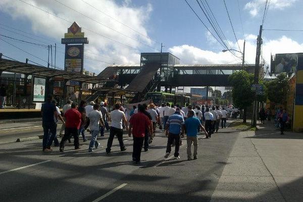 Manifestación de Gretexpa se desplaza en la Calzada Aguilar Batres y 13 calle de la zona 12 capitalina. (Foto Prensa Libre: Carlos Álvarez)