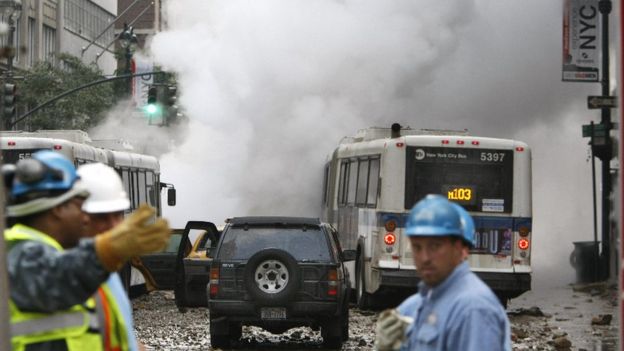 Una explosión de una tubería subterránea de vapor en 2007 en Manhattan dejó un muerto, decenas de heridos y grandes daños materiales. AFP/GETTY IMAGES