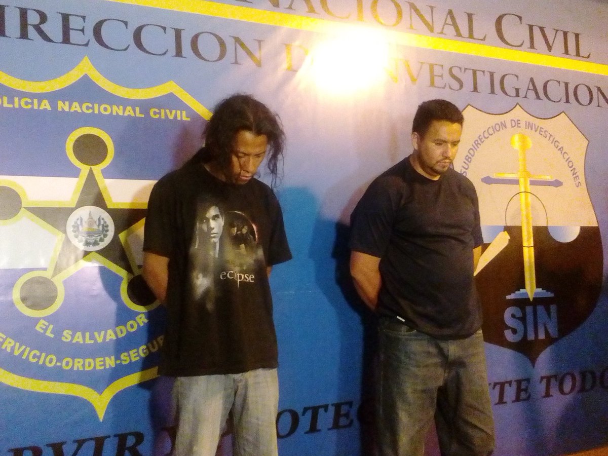 Los pandilleros, Eduardo Enrique Cruz y José Alonso Marroquín López, fueron entregados a las fuerzas de seguridad de El Salvador. (Foto Prensa Libre: FRG_ SV)