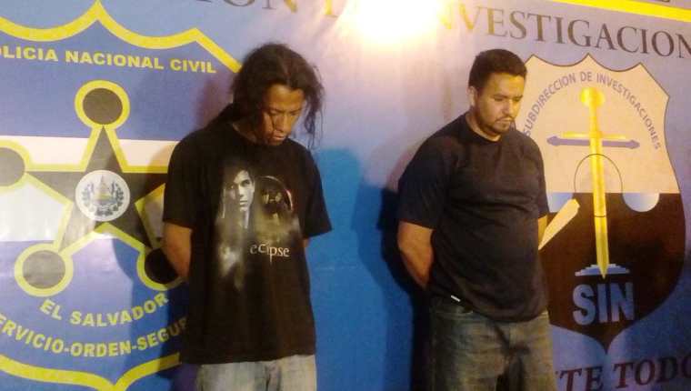Los pandilleros, Eduardo Enrique Cruz y José Alonso Marroquín López, fueron entregados a las fuerzas de seguridad de El Salvador. (Foto Prensa Libre: FRG_ SV)