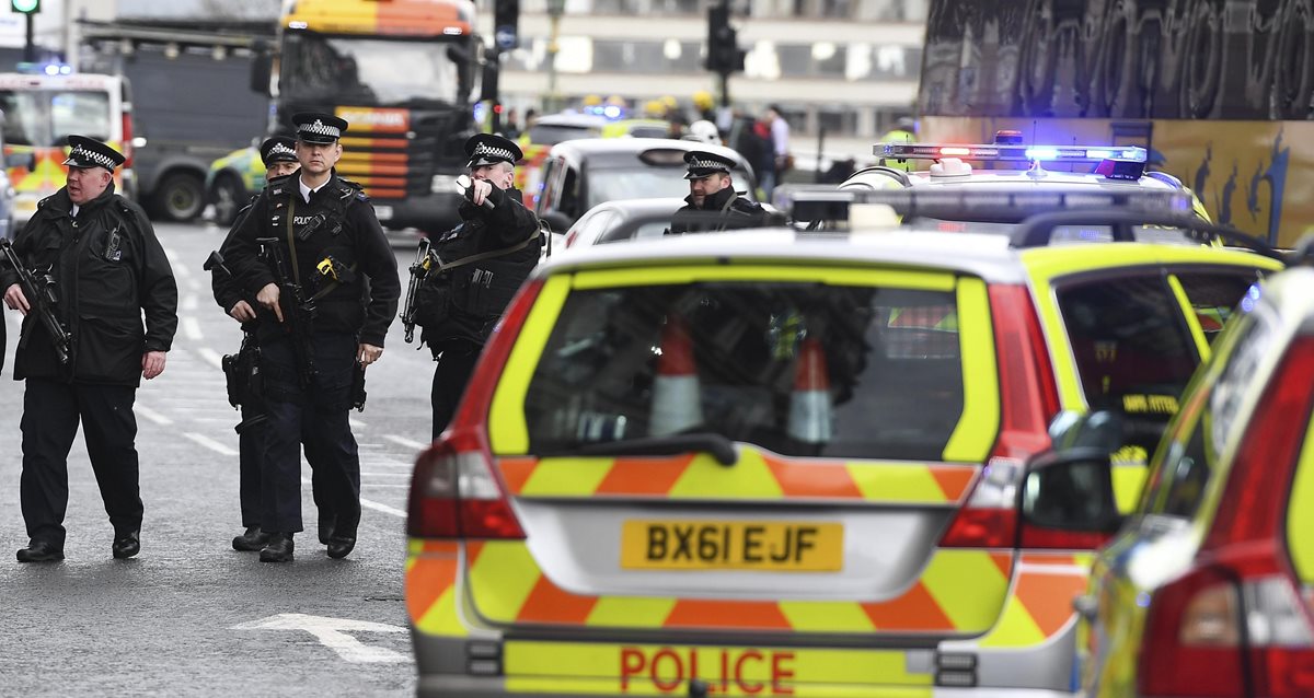 Las calles de Londres se blindan por ataques. (Foto Prensa Libre: EFE)