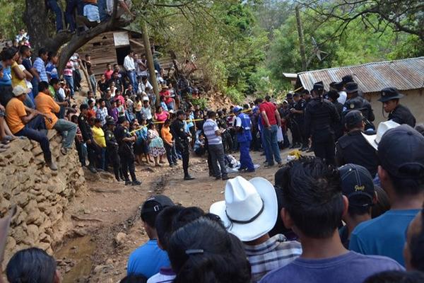 Decenas de curiosos observan el lugar donde quedó uno de los primos ultimados en aldea de San Agustín Acasaguastlán, El Progreso. (Foto Prensa Libre: Hugo Oliva)<br _mce_bogus="1"/>
