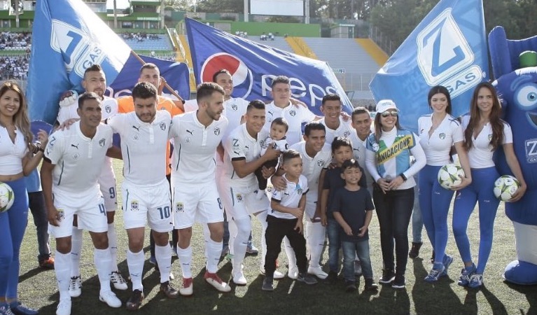 Comunicaciones superó sin complicarse al Isidro Metapán de El Salvador. Los albos ganaron 2-0. (Foto Prensa Libre: Cortesía Comunicaciones)