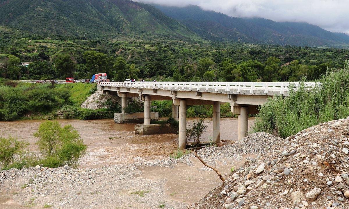 Autoridades regulan el paso por el puente  Fray Bartolomé de las Casas, debido al crecimiento del caudal del Río Negro,   Quiché. (Foto Prensa Libre: Hemeroteca PL)