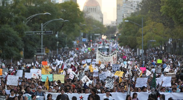 Miles de mexicanoa participan en la marcha contra el alza del combustible.(Foto Prensa Libre:EFE).
