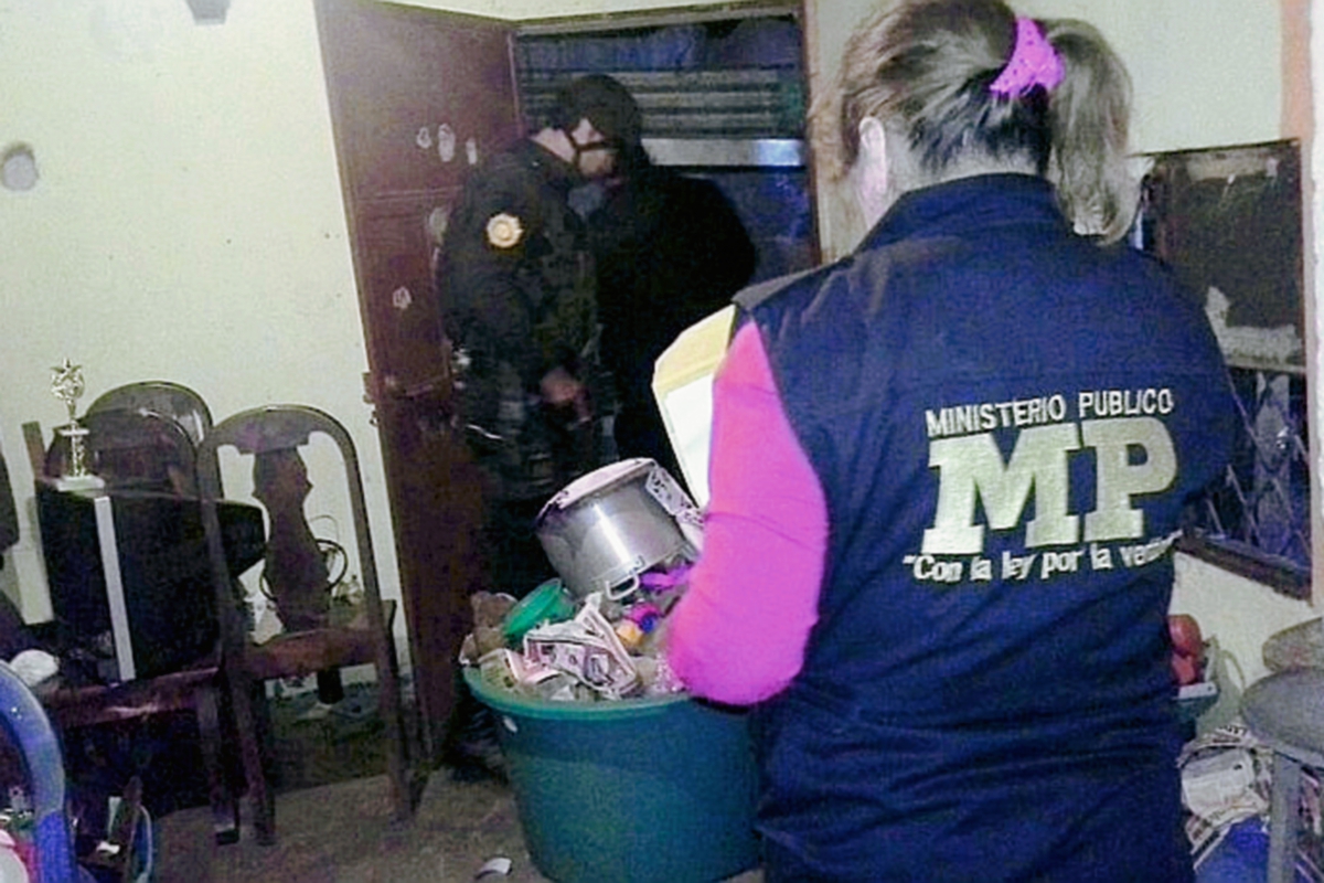 Agentes del MP realizan 22 allanamientos en El Cerinal, Barberena, Santa Rosa. (Foto Prensa Libre: MP)