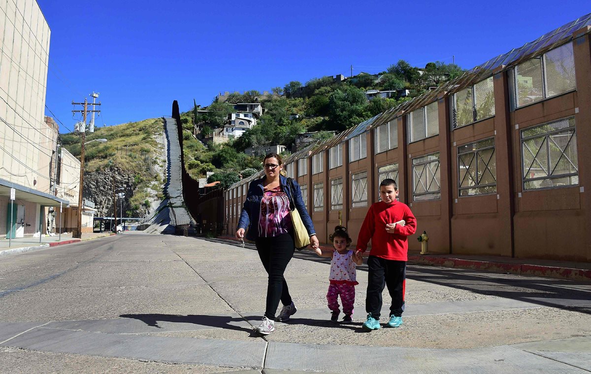 Residentes en frontera de Arizona y México consideran "chiflada" la idea del muro de Trump. (Foto Prensa Libre: AFP)