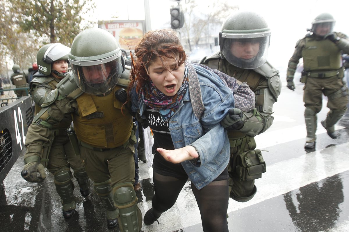 Estudiantes chilenos se enfrentan a las fuerzas de seguridad en la capital, Santiago. (Foto Prensa Libre: AFP).