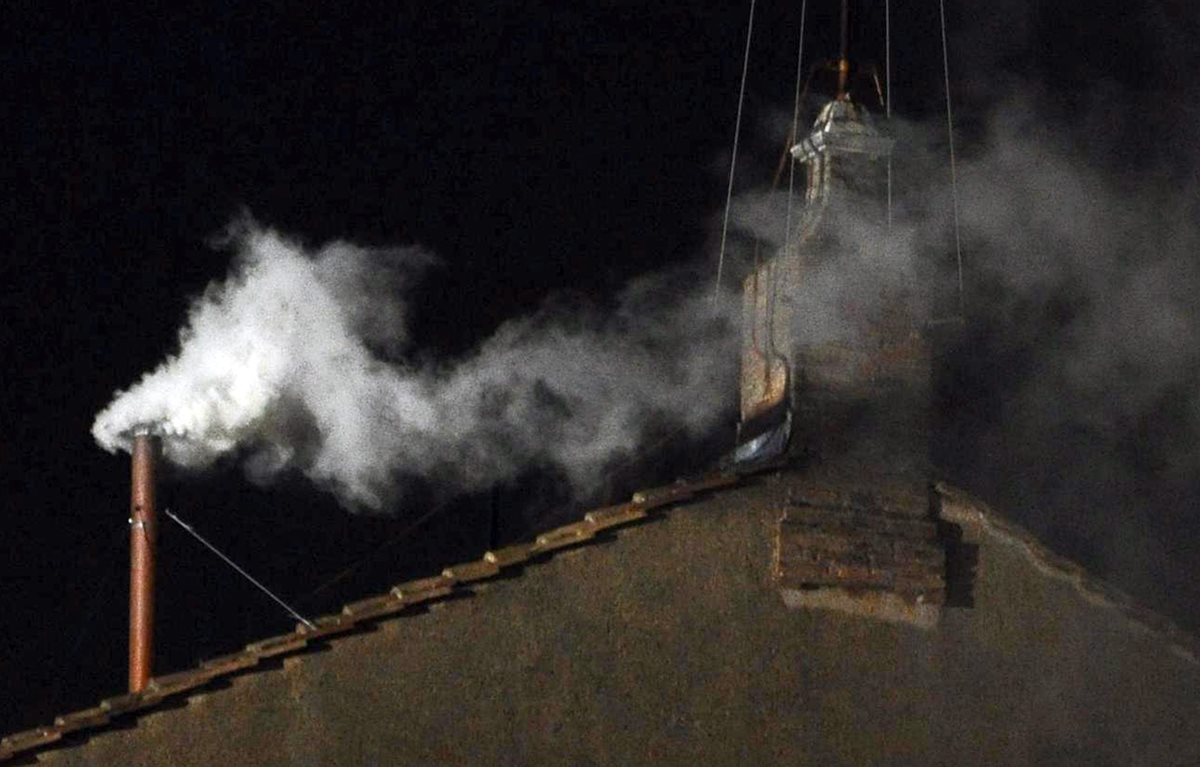 La fumata blanca surge de la chimenea de la Capilla Sixtina en la segunda jornada de Cónclave en la ciudad del Vaticano donde resultó electo el cardenal Bergoglio como nuevo Papa. (Foto: EFE)