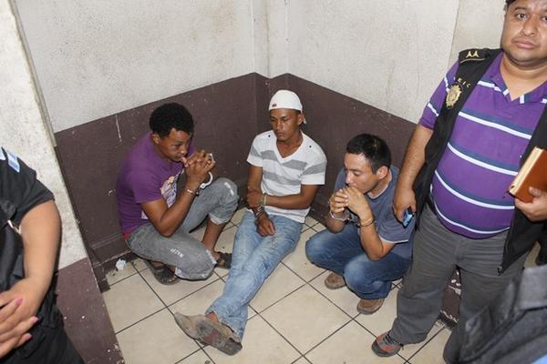 La Policía Nacional Civil (PNC) capturó este domingo a 11 personas, incluida a una agente, supuestos integrantes de la banda de robo de furgones Los Maiceros.