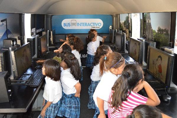 Niñas de la escuela del barrio La Reforma, Zacapa, utilizan herramienta tecnológica en bus interactivo.