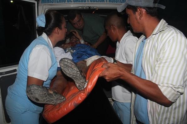 Los heridos fueron trasladados al Hospital Nacional de Chiquimula. (Foto Prensa Libre: Edwin Paxtor)<br _mce_bogus="1"/>