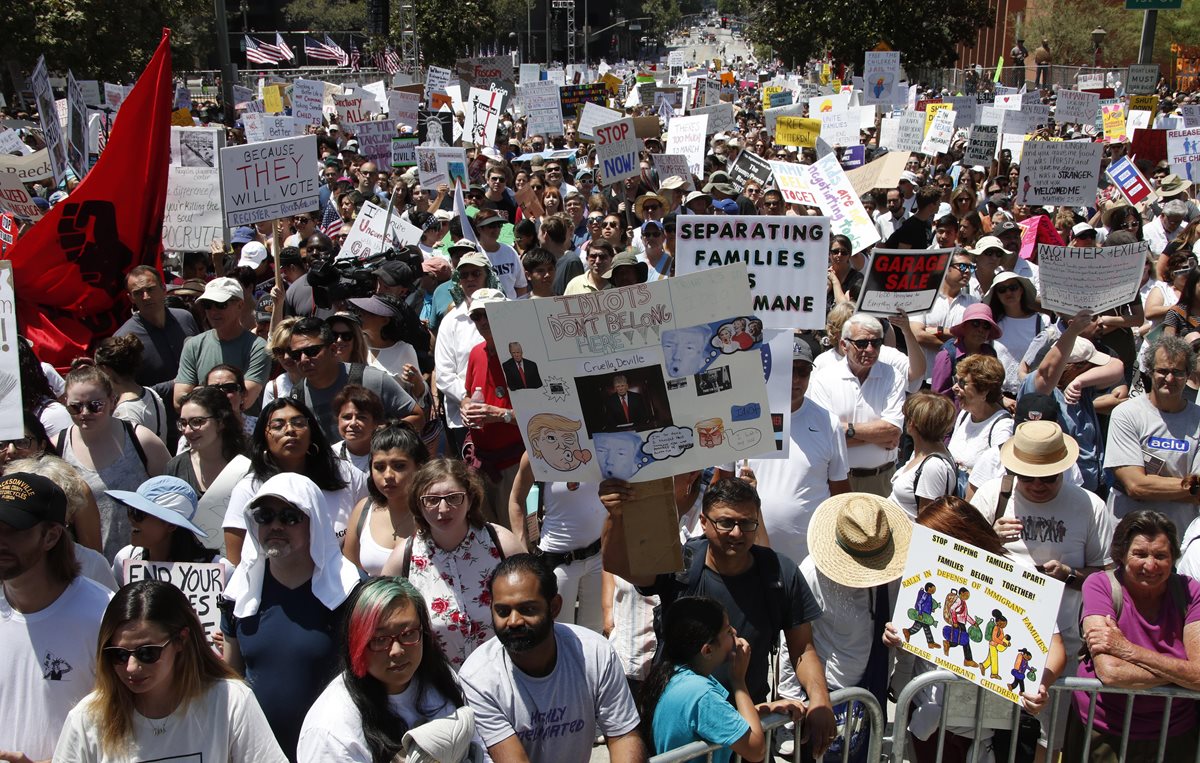 Masiva protesta en Los Ángeles contra las políticas migratorias de Donald Trump. (Foto Prensa Libre: EFE)