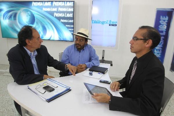 Miguel Ángel Balcárcel,  del Sistema Nacional de Diálogo, y Rigoberto Juárez, del Gobierno Plurinacional, discuten con Geovanni Contreras, de Prensa Libre, la situación en Huehuetenango.