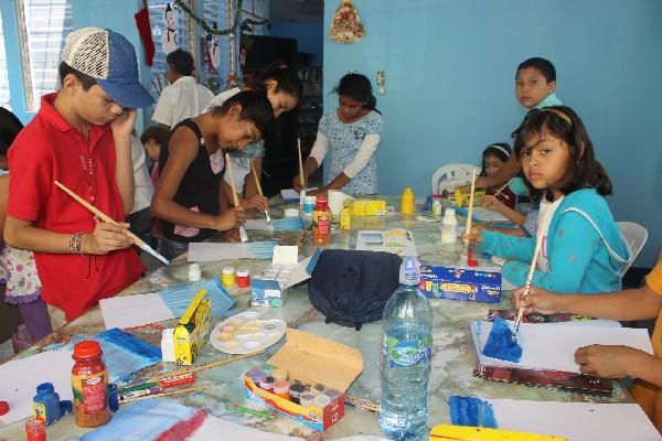 Un grupo de niños  participa en taller de pintura organizado por la Casa de la Cultura de Jutiapa.
