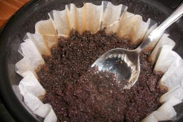 El café molido usado puede servir como fertilizante, insecticida, ambientador o exfoliante