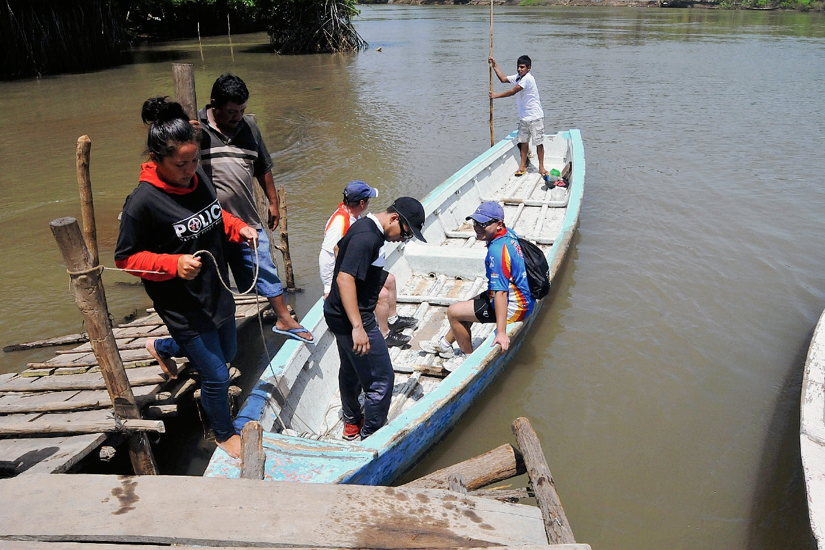 Pobladores de  la playa Tilapa, en La Blanca, San Marcos, utilizan una lancha para llegar a la comunidad. (Foto Prensa Libre: Alexánder Coyoy)